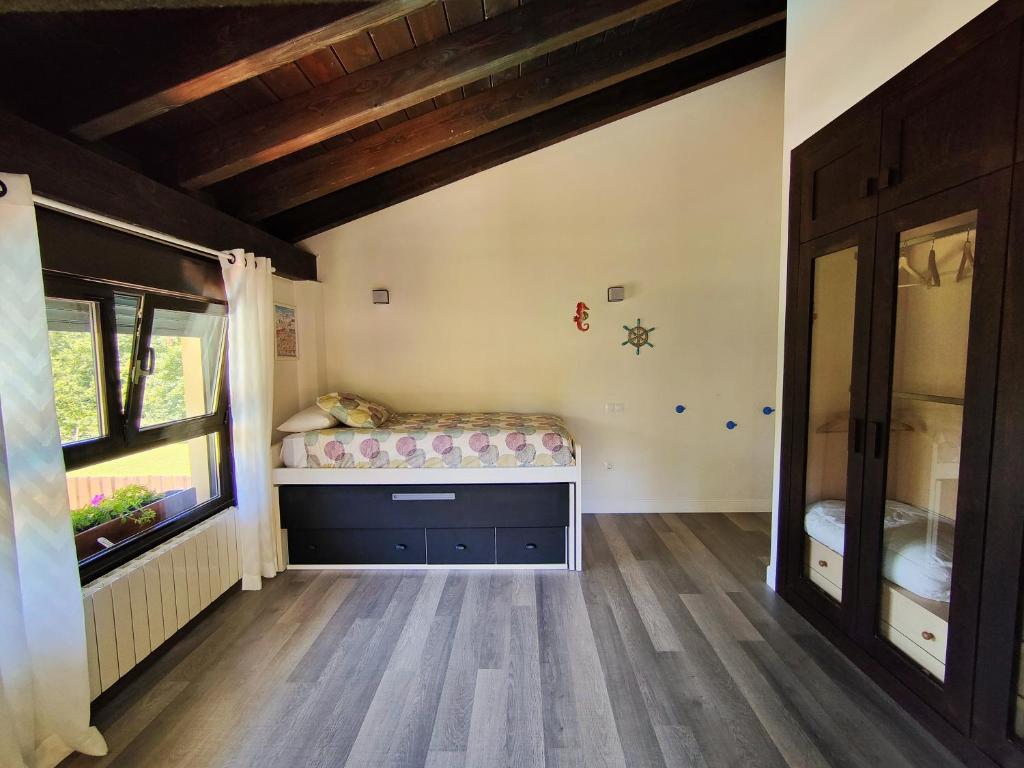 Postel nebo postele na pokoji v ubytování Chalet con piscina climatizada en la naturaleza