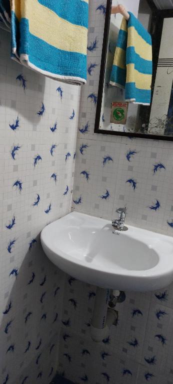 a bathroom with a sink and a mirror at Nunu Homestay Guruvayoor in Guruvāyūr