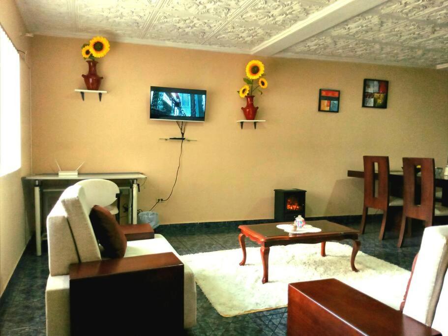 クエンカにあるABNorth4B Familyのリビングルーム(ソファ、テーブル、テレビ付)