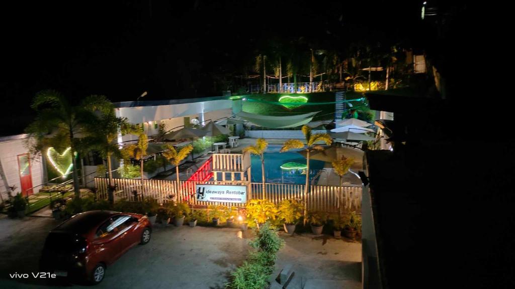 Bazén v ubytování Hideaways Restobar and Resort nebo v jeho okolí