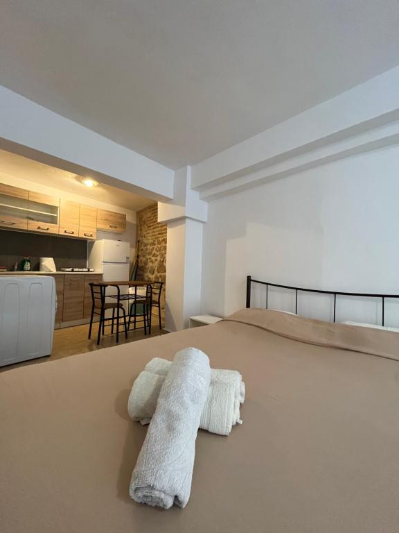 1 dormitorio con 1 cama grande y toallas blancas. en Eco urban apartemt en Atenas