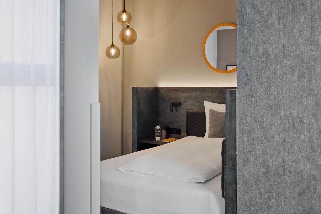 Postel nebo postele na pokoji v ubytování THE SCOTTY Hotel Hamburg