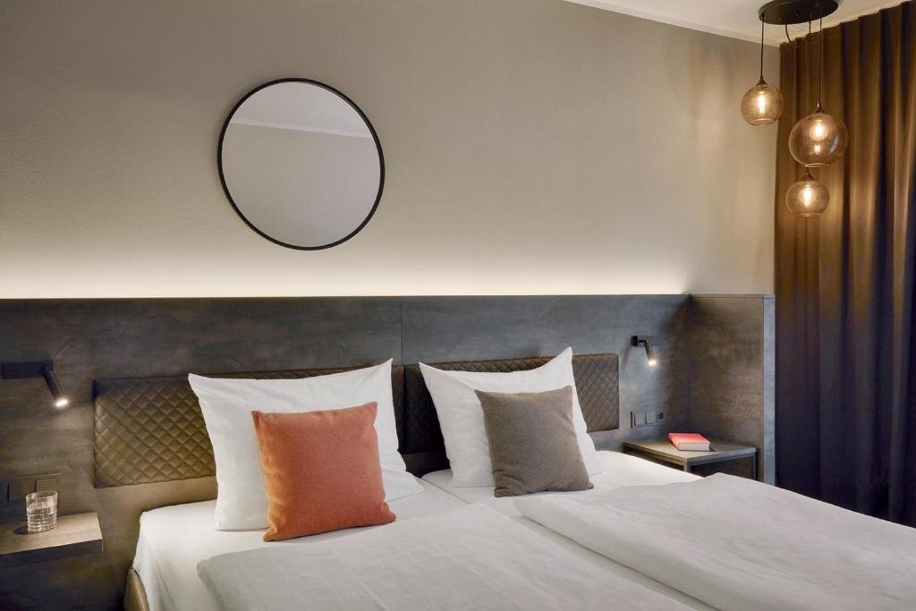 Postel nebo postele na pokoji v ubytování THE SCOTTY Hotel Hamburg