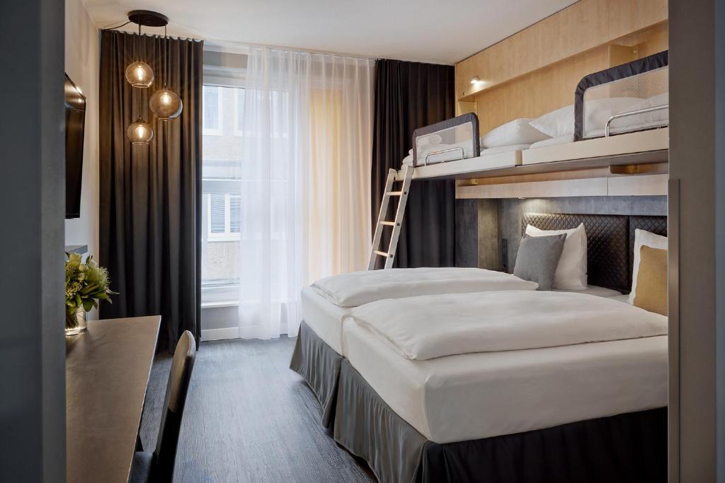 Postel nebo postele na pokoji v ubytování THE SCOTTY Hotel Hamburg