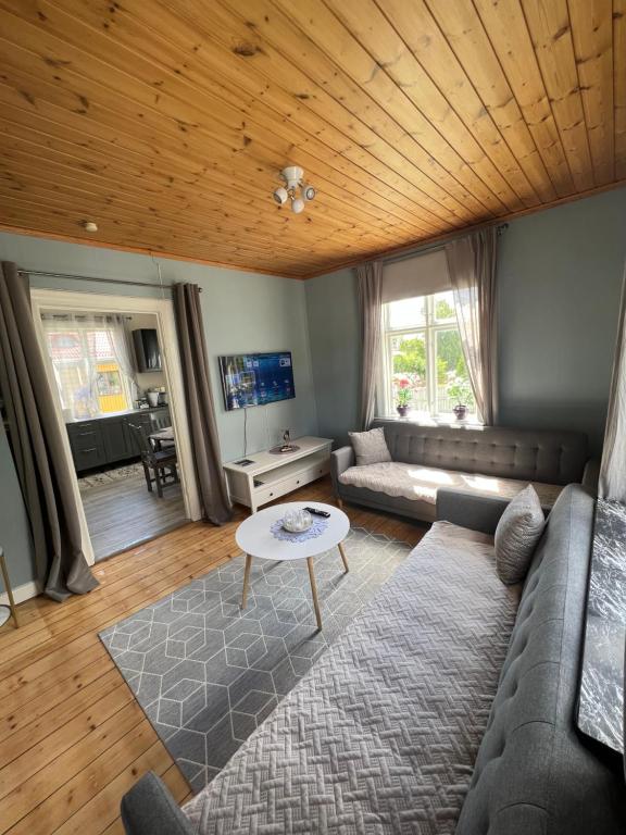 uma sala de estar com um sofá e uma mesa em 1 bedroom apartment, whole flat em Arvika