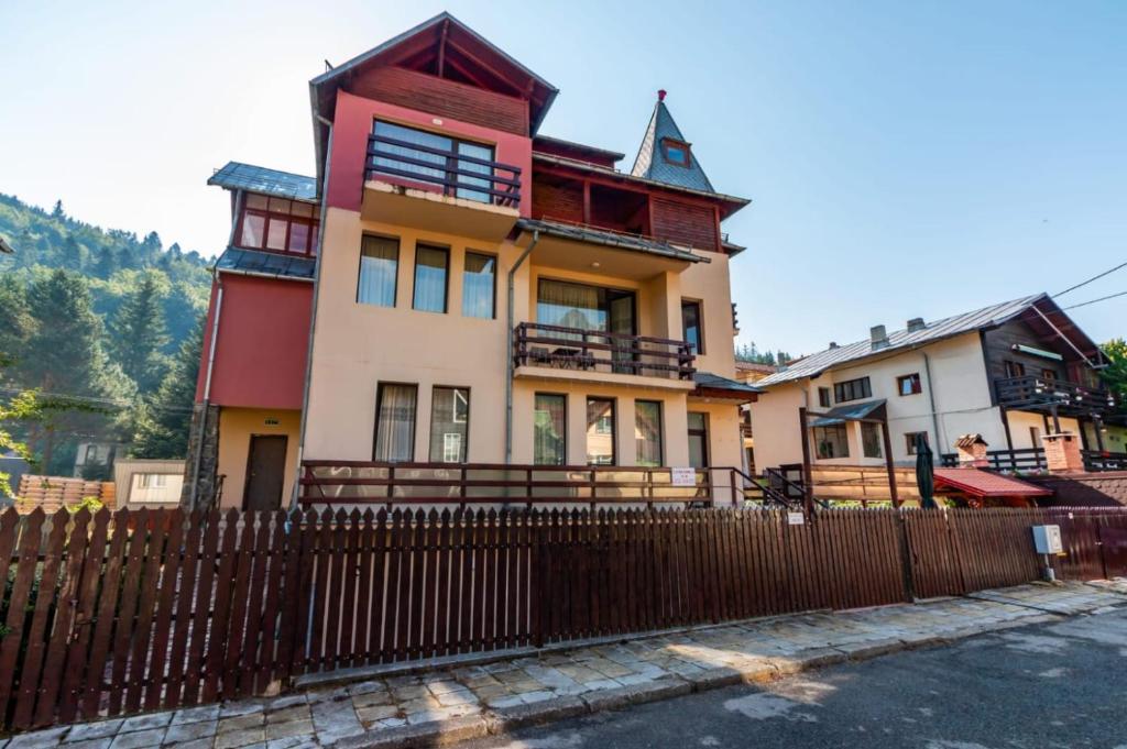 una casa con una valla delante de ella en Vila Emily, en Buşteni