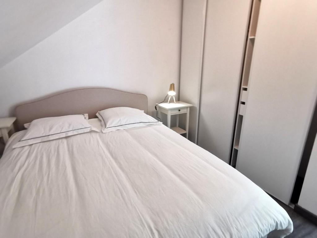 A bed or beds in a room at Les Bleuets - Les Sables d Olonne
