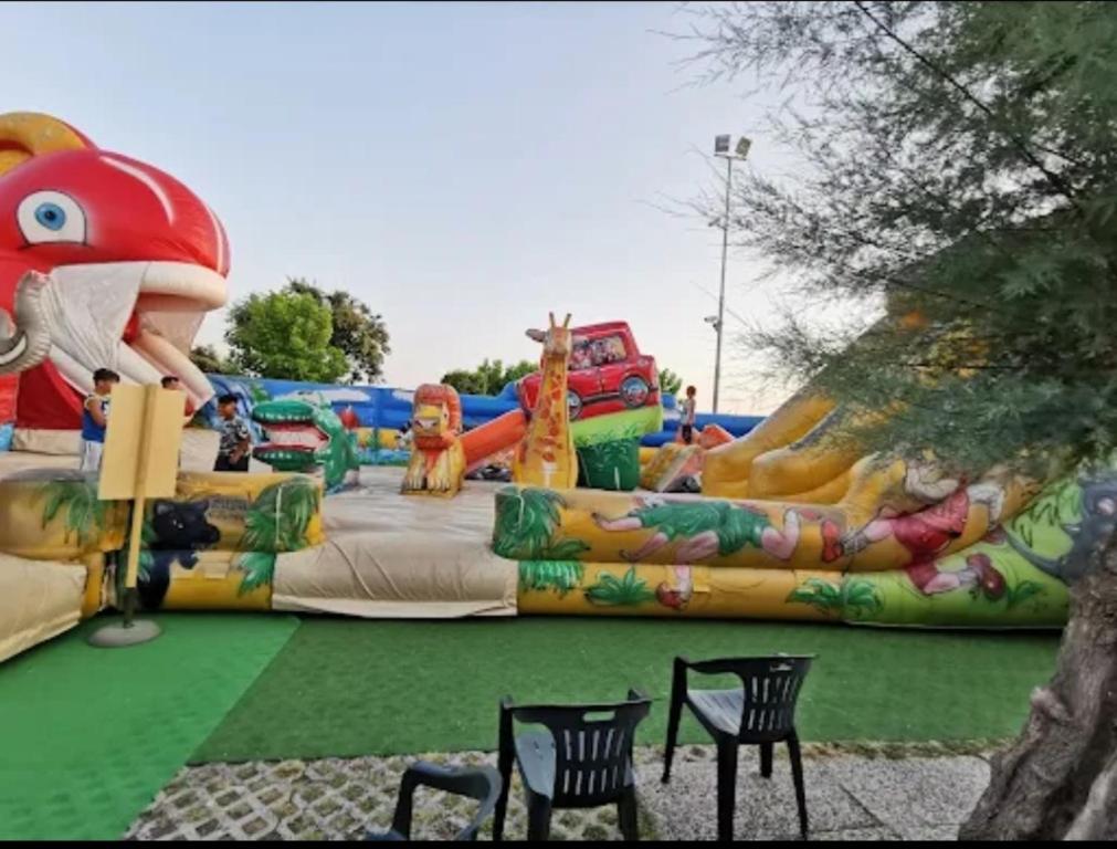 un grande parco giochi gonfiabile con un grande set di giochi gonfiabili di Villa dolce a Massa