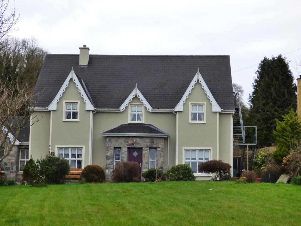 een huis met een groen gazon bij Parkhouse B&B in Bunratty