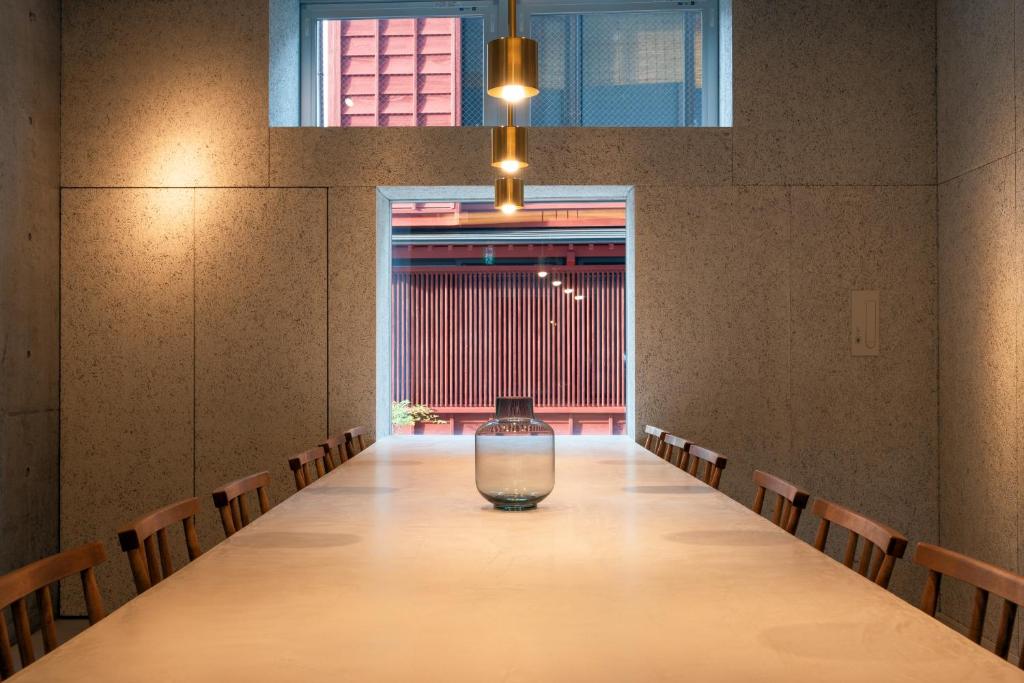 un jarrón sentado en una mesa en una habitación en NODE SAIGAWA, en Kanazawa