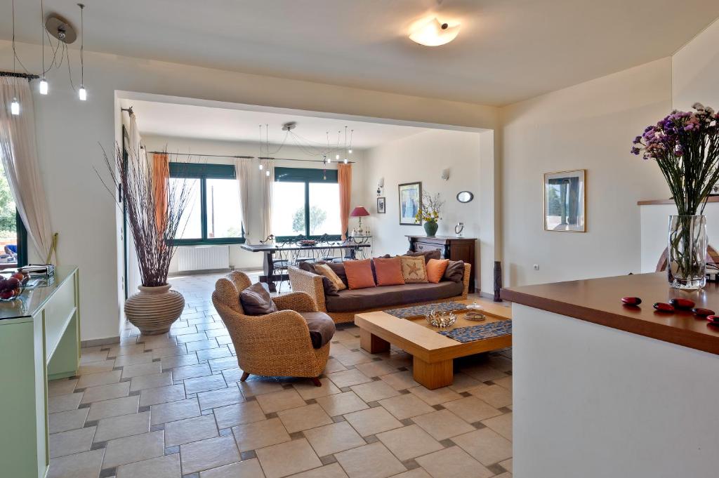 A seating area at Marisia Apartment