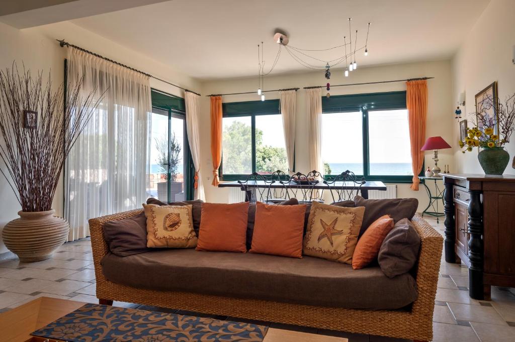 A seating area at Marisia Apartment