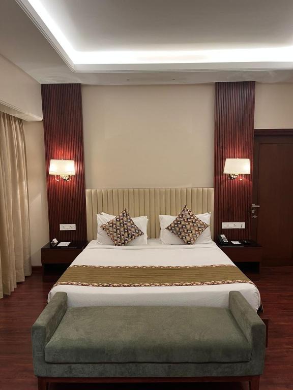 Postel nebo postele na pokoji v ubytování Hotel Home In By Amrik Sukhdev