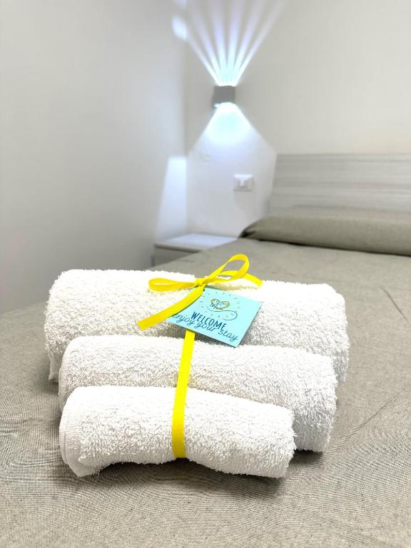 a stack of towels with a tag on them at A do Passi dal Mare in Chioggia