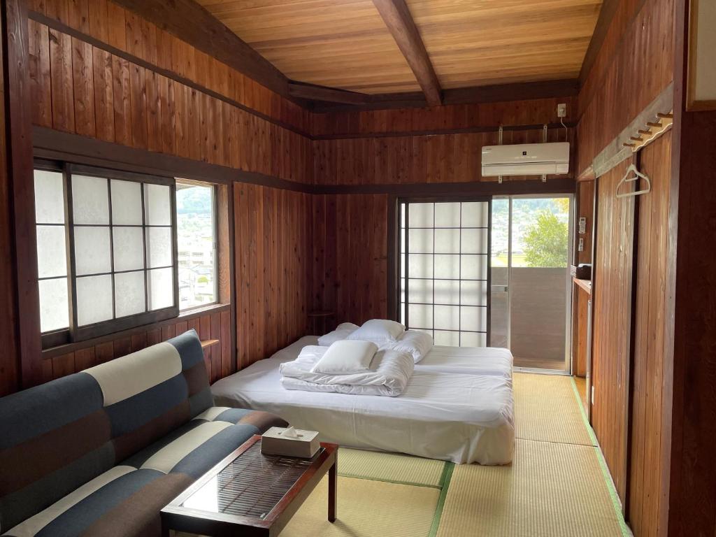 Een bed of bedden in een kamer bij 旅館 竹屋 Takeya