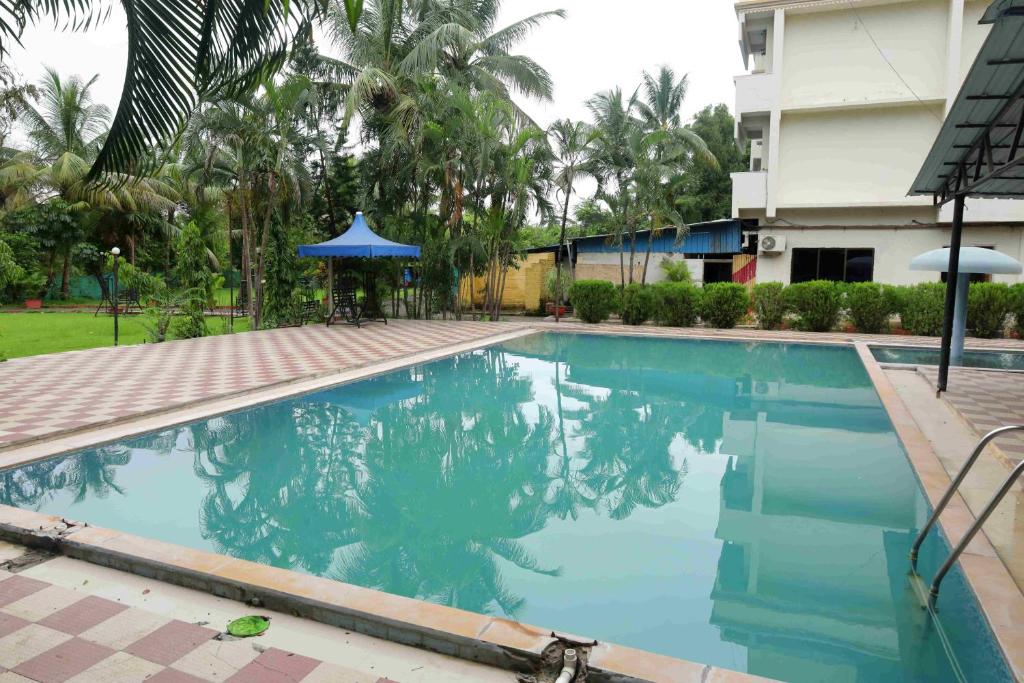בריכת השחייה שנמצאת ב-Dadra Resort או באזור