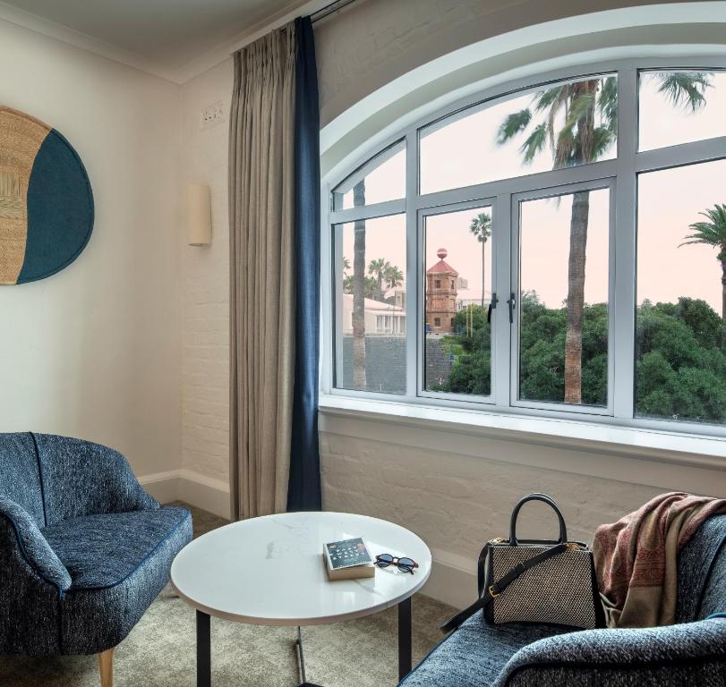 Uma área de estar em Victoria & Alfred Hotel by NEWMARK