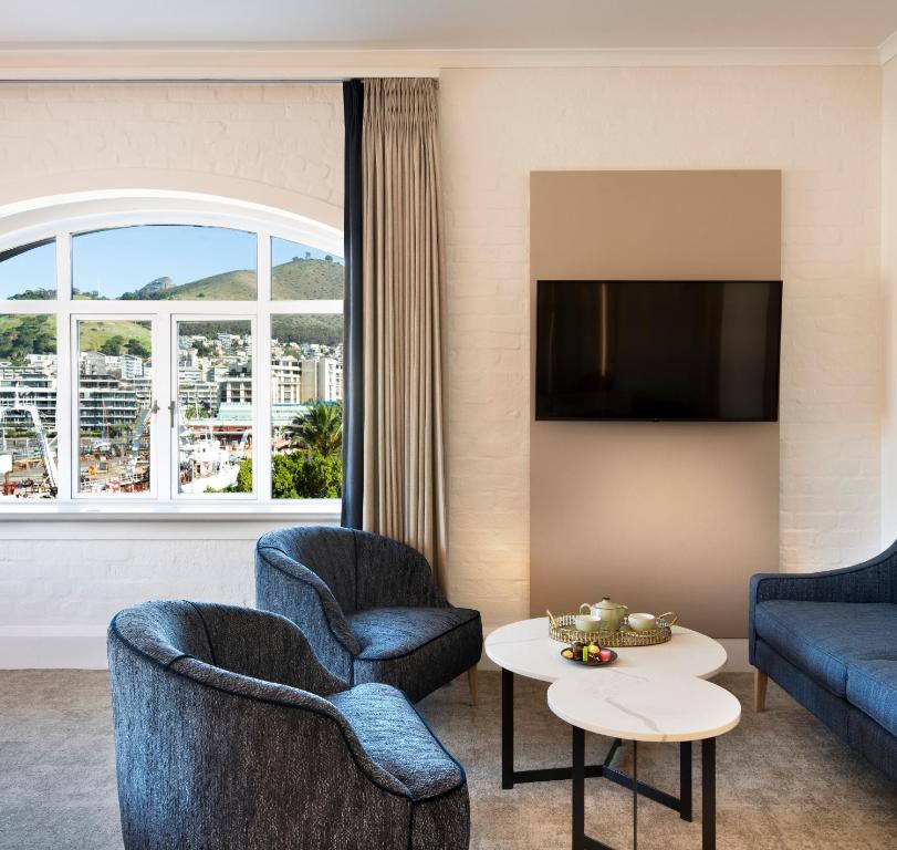 Uma TV ou centro de entretenimento em Victoria & Alfred Hotel by NEWMARK