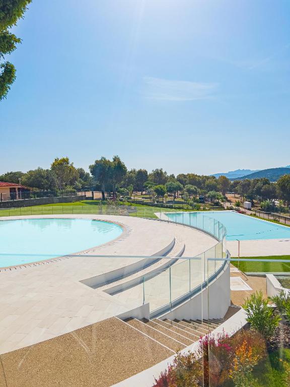 Bazén v ubytování Camping Village Capo D'Orso nebo v jeho okolí