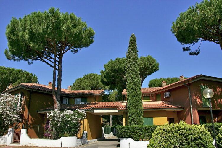uma casa com árvores e arbustos à sua frente em Apartment by the sea in special surroundings em Santa Liberata