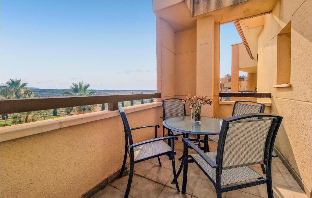 d'une table et de chaises sur un balcon avec vue. dans l'établissement 2 Bedroom Amazing Apartment In La Tercia, à Lo Mendigo