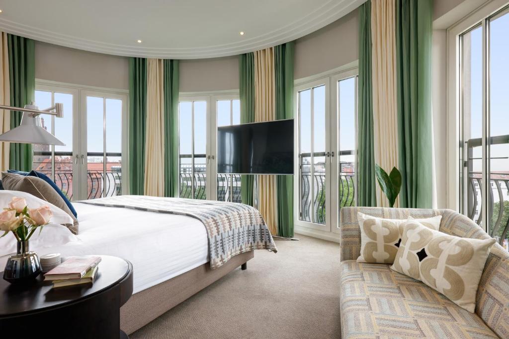 Signature Panoramic View Suite