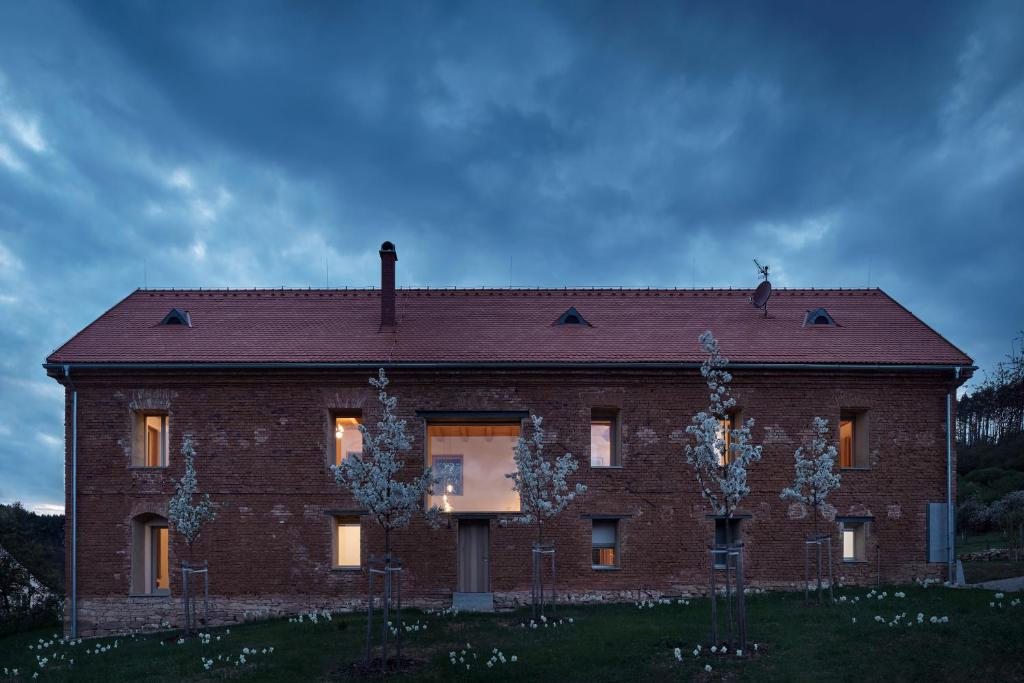 Budova, kde se vila nachází