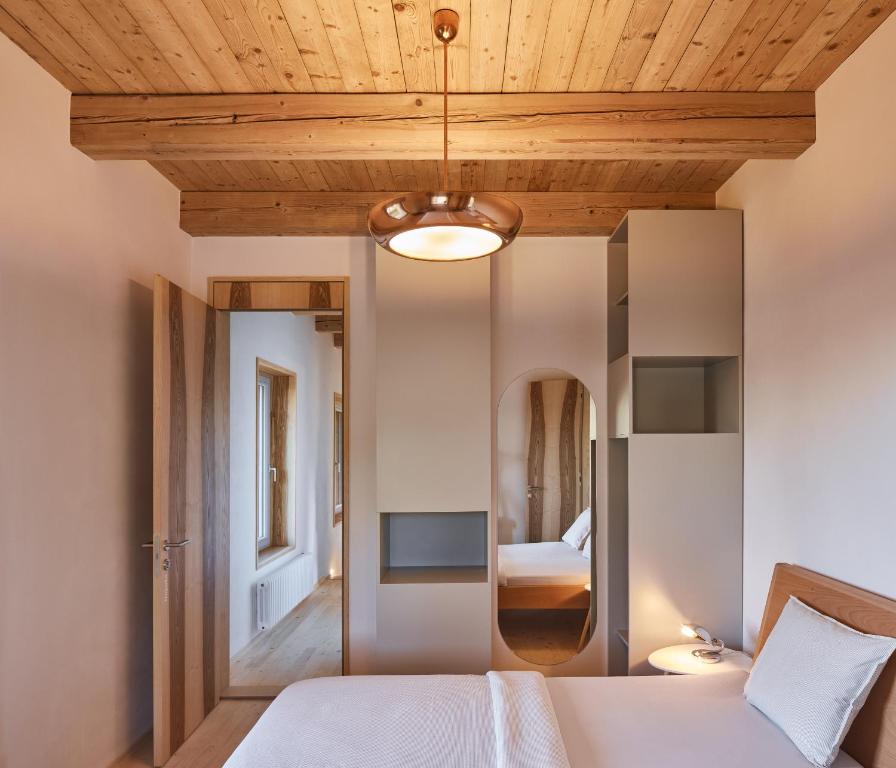 una camera con letto e soffitto in legno di Sýpka Arnoštov 