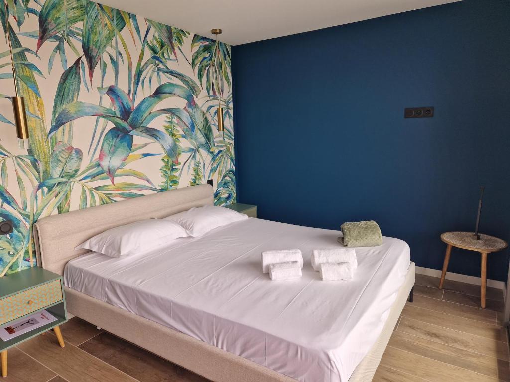 Postel nebo postele na pokoji v ubytování VILLA MANDRAGORE Ile du Levant