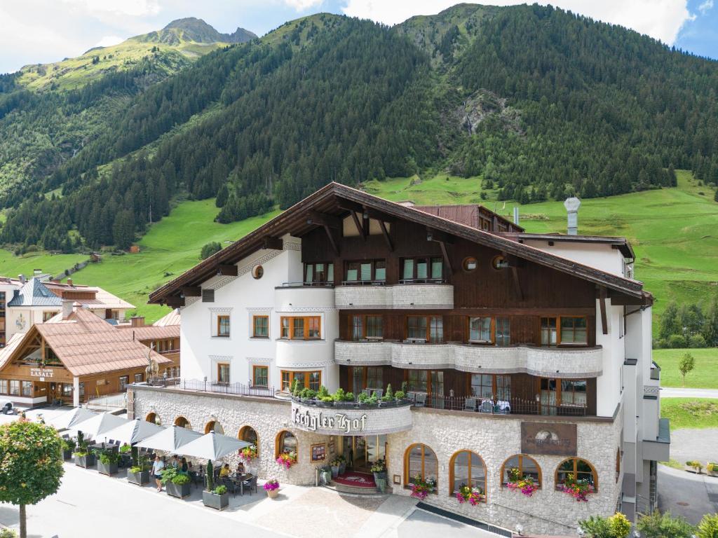 un hôtel avec une montagne en arrière-plan dans l'établissement Alpenhotel Ischglerhof, à Ischgl