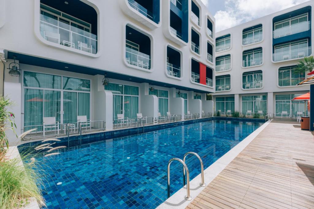 uma piscina em frente a um edifício em Sugar Marina Hotel - NAUTICAL - Kata Beach - SHA plus em Kata Beach