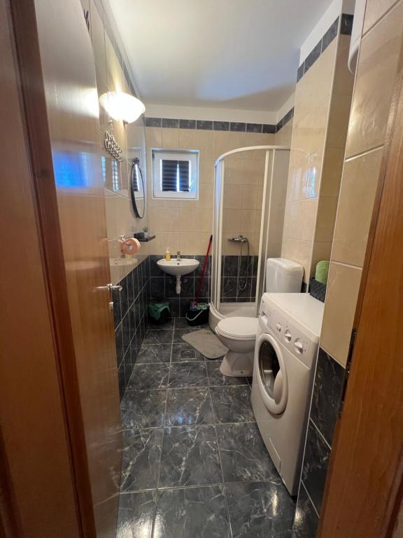 La salle de bains est pourvue d'un lavabo et d'un lave-linge. dans l'établissement Apartment Dilba, à Novalja