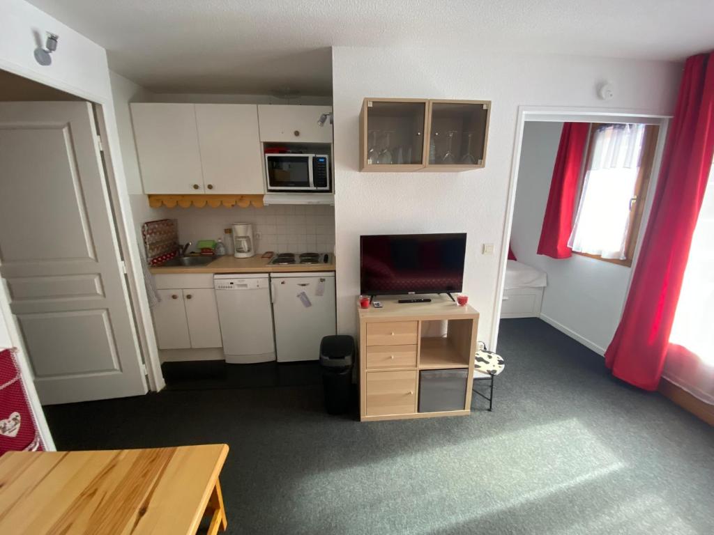 a small kitchen with a desk with a computer on it at Appartement 4 personnes in Risoul