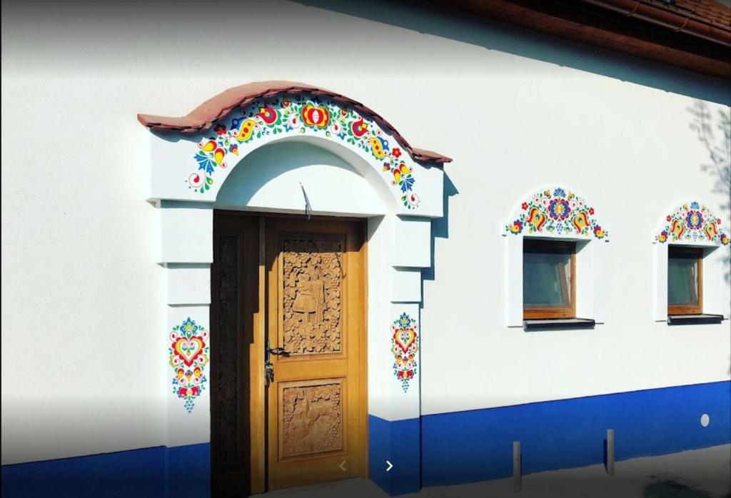 a front door of a house with a colorful design at Búda u Kramářů - penzion Robin in Mutěnice