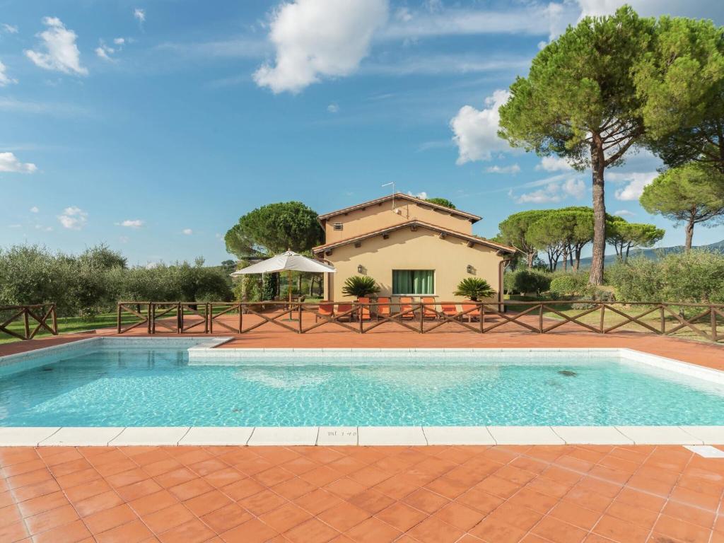 uma piscina em frente a uma casa em Attractive and spacious villa with pool em Magliano Sabina