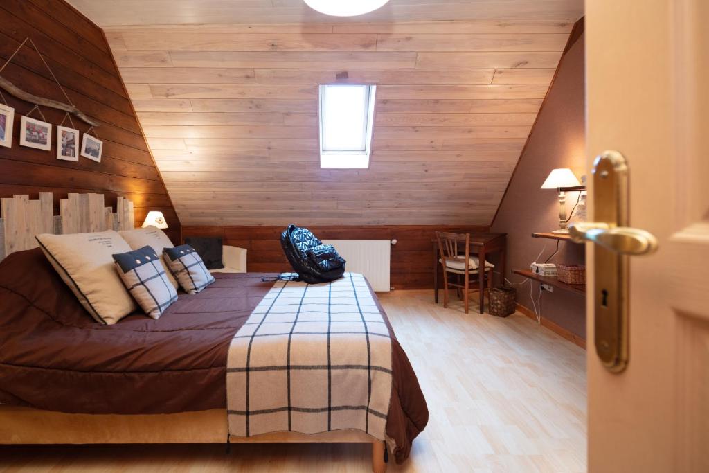 Postel nebo postele na pokoji v ubytování Chambres d'Hôtes Coeur de Bastié et Ranch du Lévézou