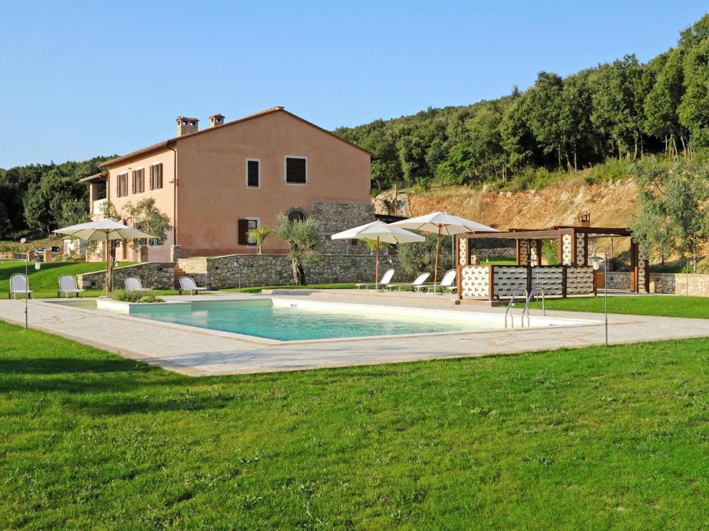 una piscina con sombrillas y una casa en Elegant apartment only 1 hour from Rome, en Narni