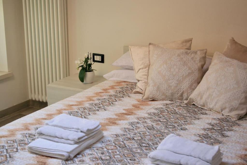 un letto con sopra gli asciugamani di Villa Alta a Strigno