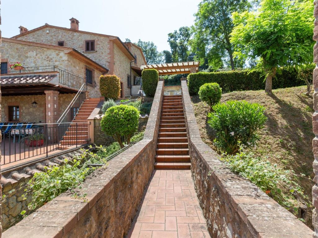 un conjunto de escaleras que conducen a una casa en Lavish Holiday Home in Volterra with Pool en Volterra