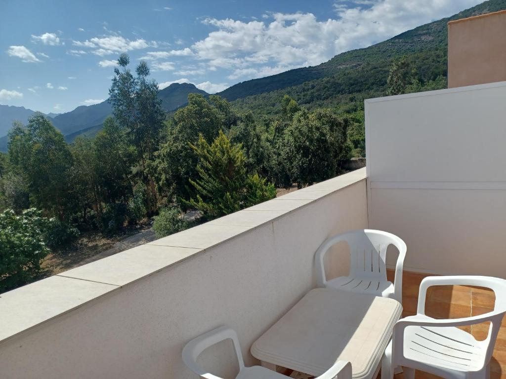 Nespecifikovaný výhled na hory nebo výhled na hory při pohledu z hotelu