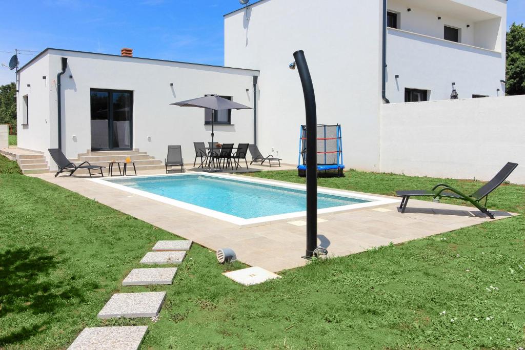Πισίνα στο ή κοντά στο New modern villa Relax with private pool near the town and beach by WiiBuk