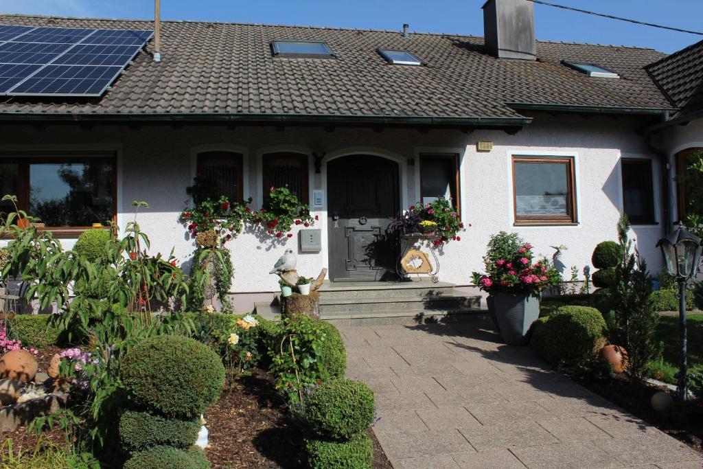 une maison avec un toit et beaucoup de plantes dans l'établissement Ferienwohnung Fernsicht, à Zwiefalten