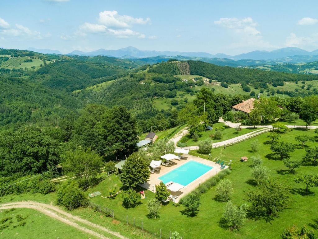 BiscinaにあるFarmhouse in hilly area in Gubbio with poolのスイミングプール付きの敷地の空中ビュー