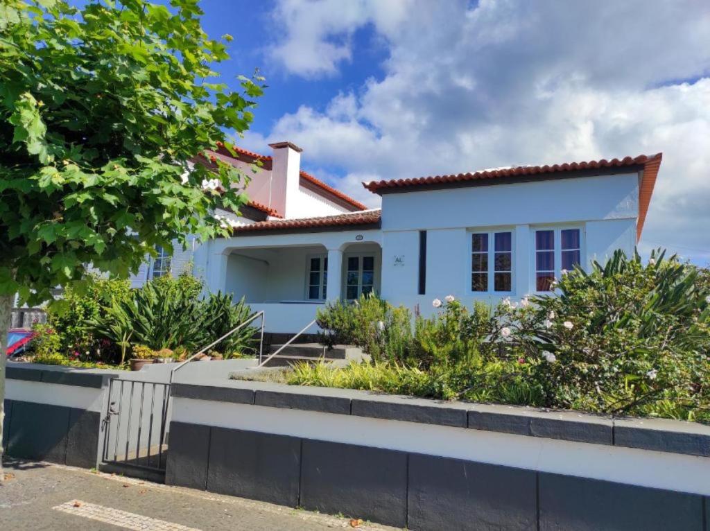 une maison blanche avec une clôture dans l'établissement Bettencourt House, à Santa Cruz da Graciosa
