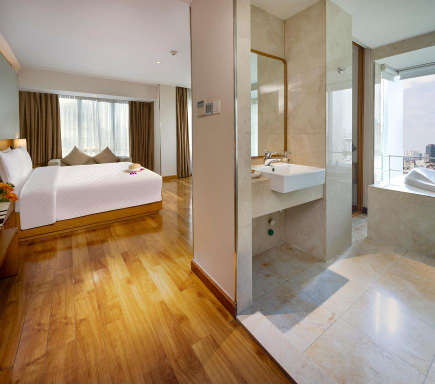 Elegant Corner Suite – Daily Free Afternoon & Mini Bar