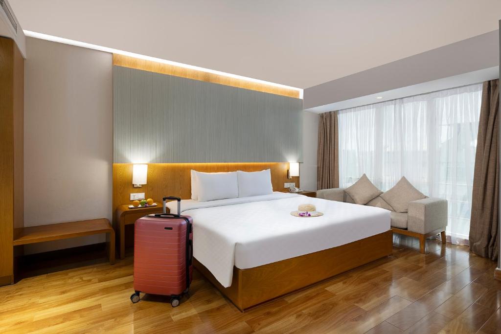 Elegant Corner Suite – Daily Free Afternoon & Mini Bar