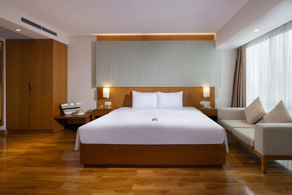 Elegant Corner Suite – Daily Free Afternoon & Mini Bar