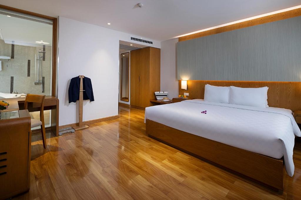 Elegant Corner Suite – Daily Free Afternoon & Mini Bar