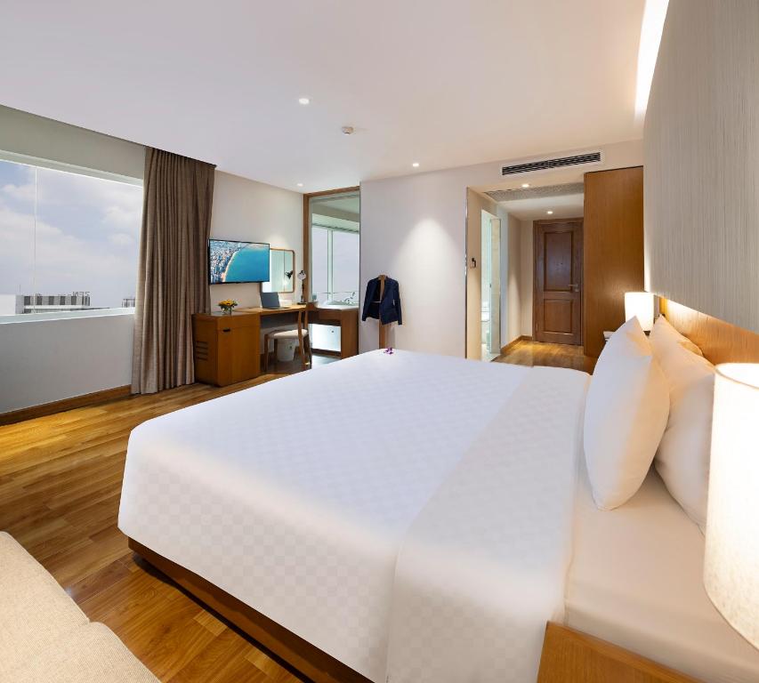 Elegant Corner Suite – Daily Free Afternoon & Mini Bar
