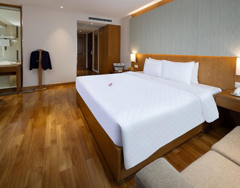 Elegant Corner Suite – Daily Free Afternoon & Mini Bar